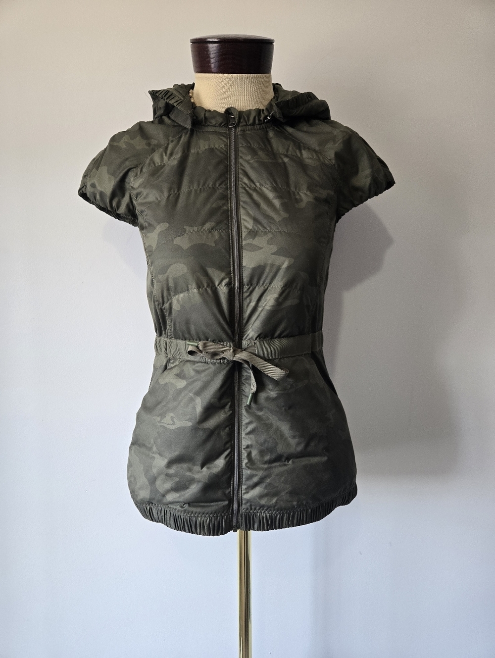 Lululemon Athletica Duck Down Short Cap Sleeve Puffer Vest in Olive Camo. Size 4